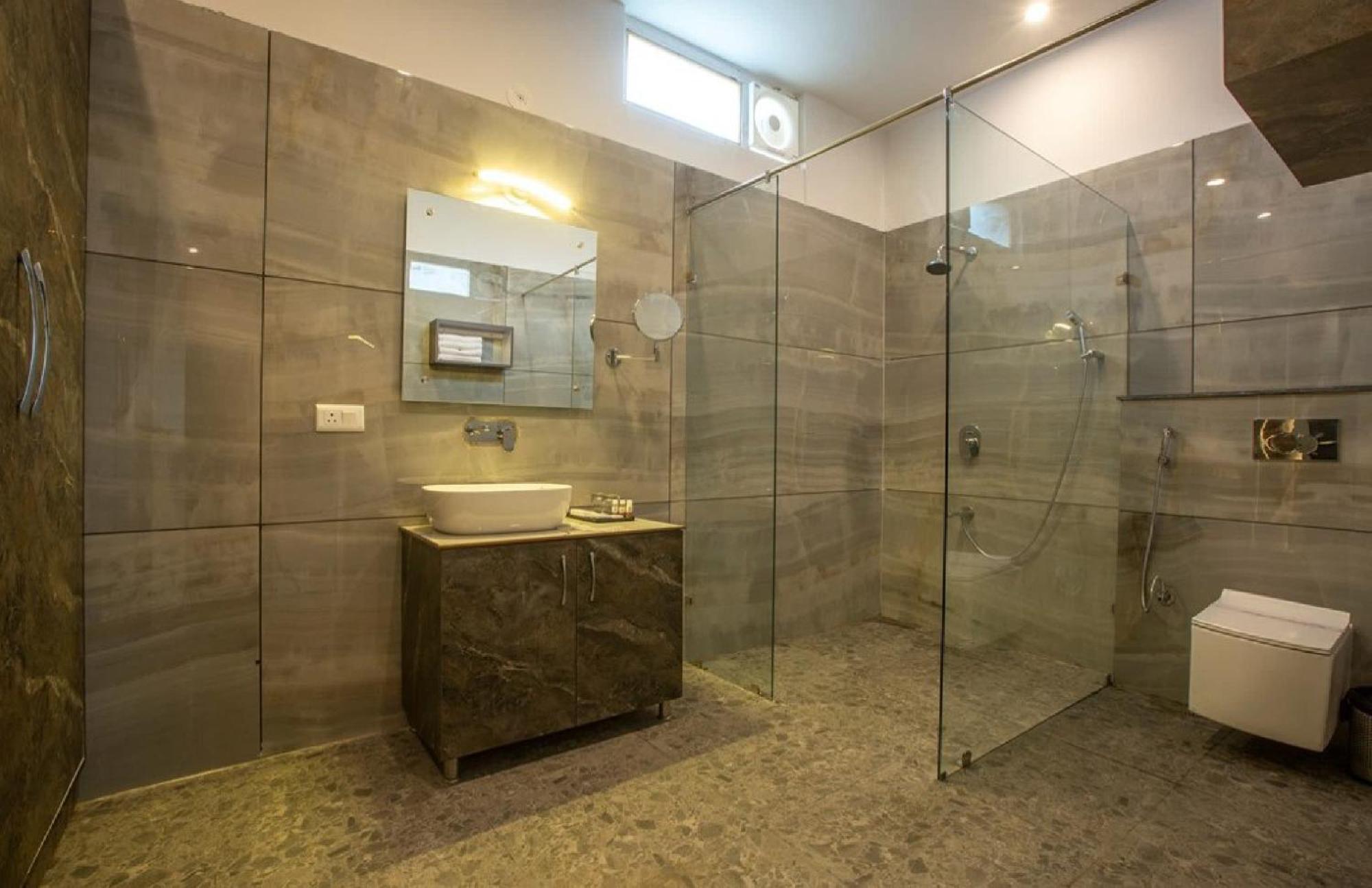 Arhaan Palace Delhi Airport Hotel 4*